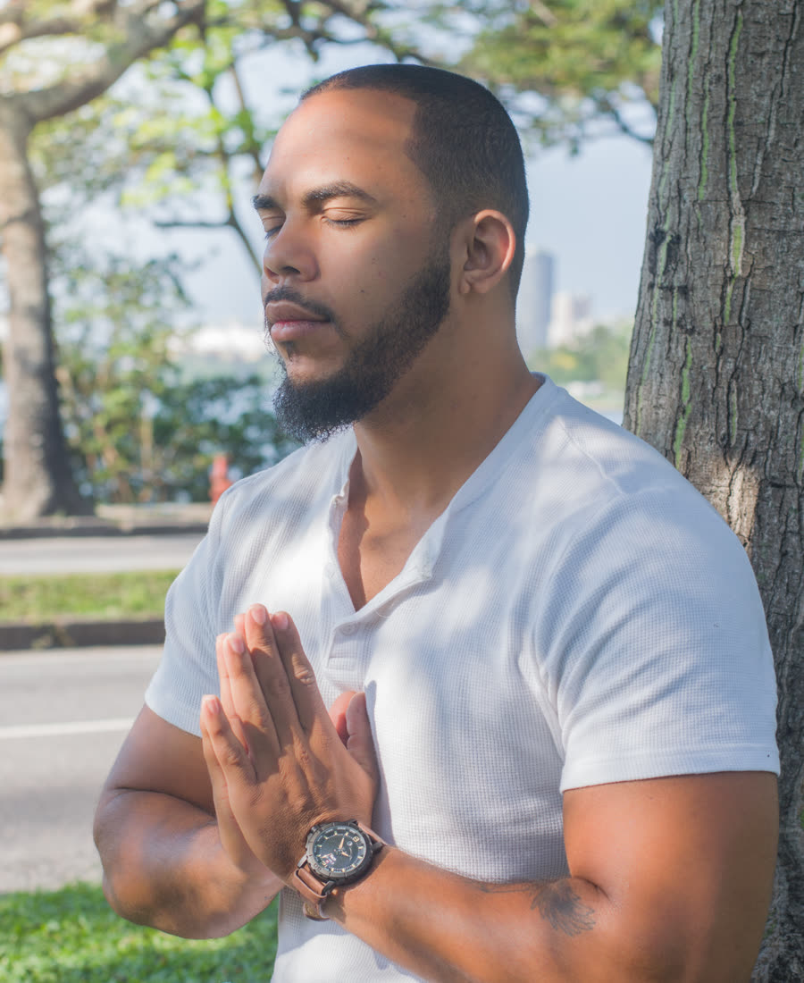 Hamad Sedulus meditando ao ar livre